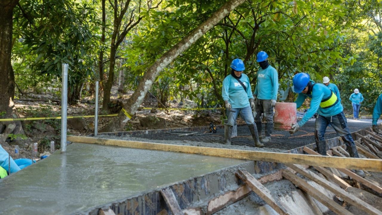 dom-avanza-en-la-construccion-de-un-puente-peatonal-sobre-el-rio-apanta-en-santiago-nonualco